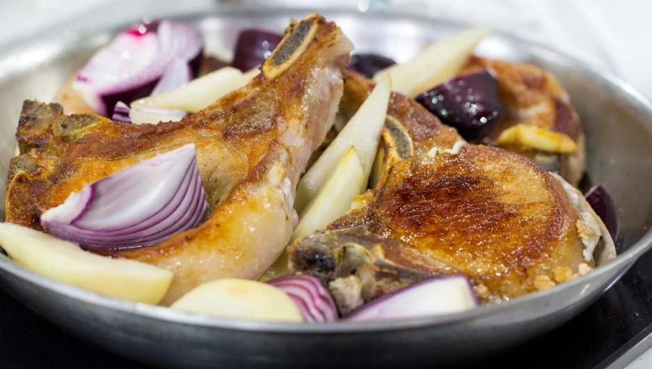 braised pork chops with pears and onions