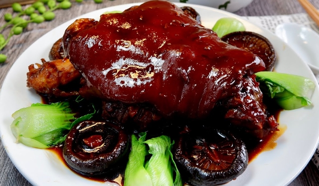 chinese braised pork knuckle