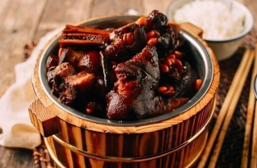 stewed pork feet