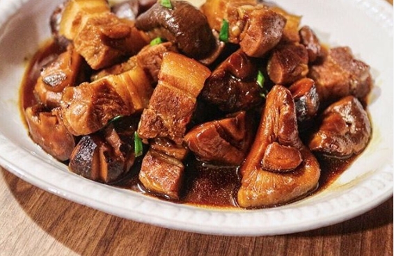 stew pork belly with mushroom