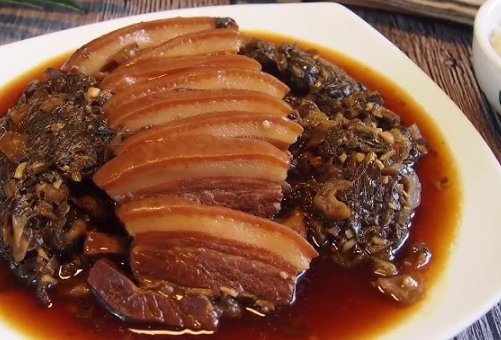 steamed pork belly with preserved mustard greens